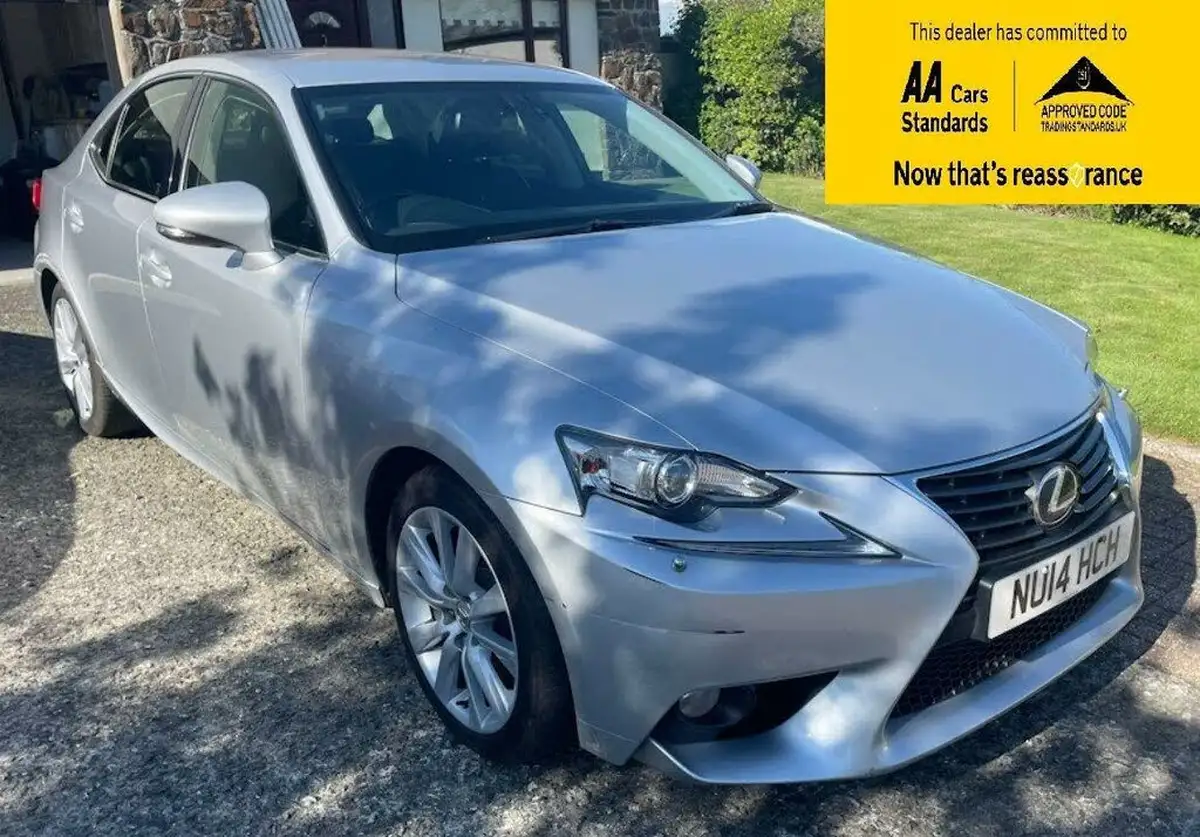 2014-lexus-is-300h-25-luxury-big-0
