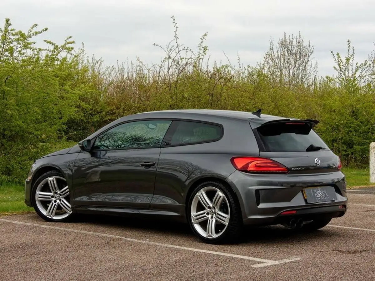 2016-volkswagen-scirocco-20-tsi-r-line-big-10