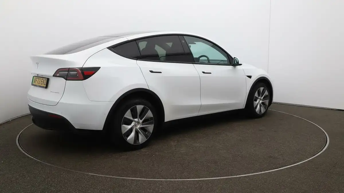 2022-tesla-model-y-e-long-range-big-52