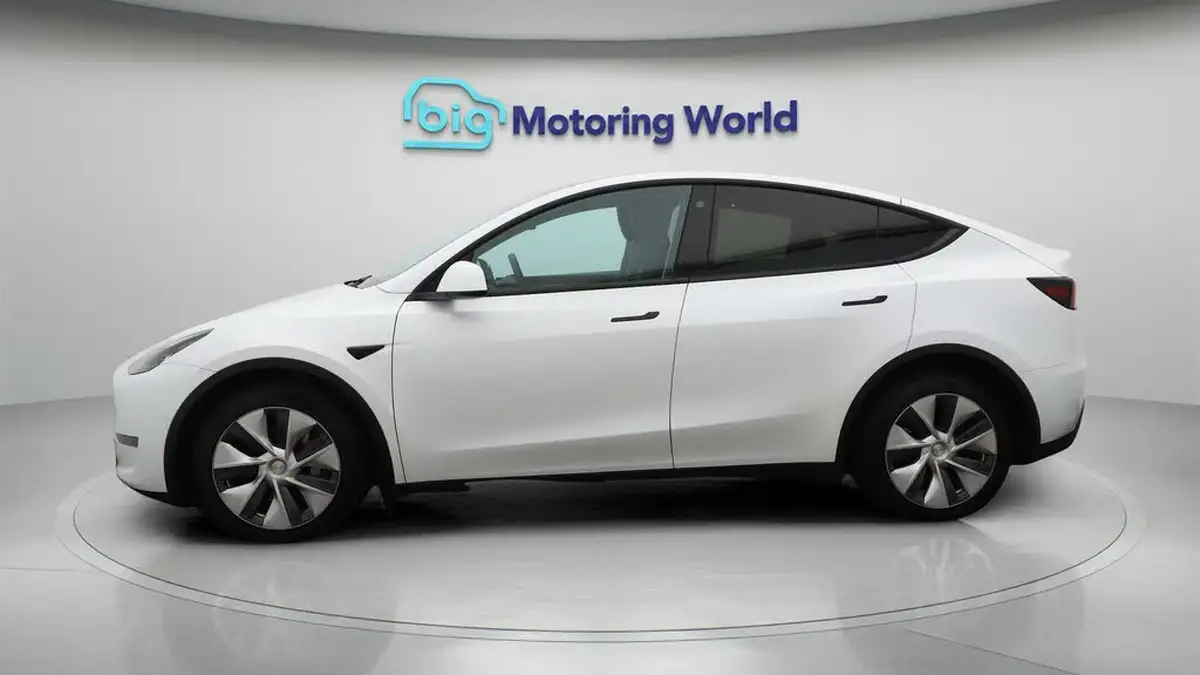 2022-tesla-model-y-e-long-range-big-4