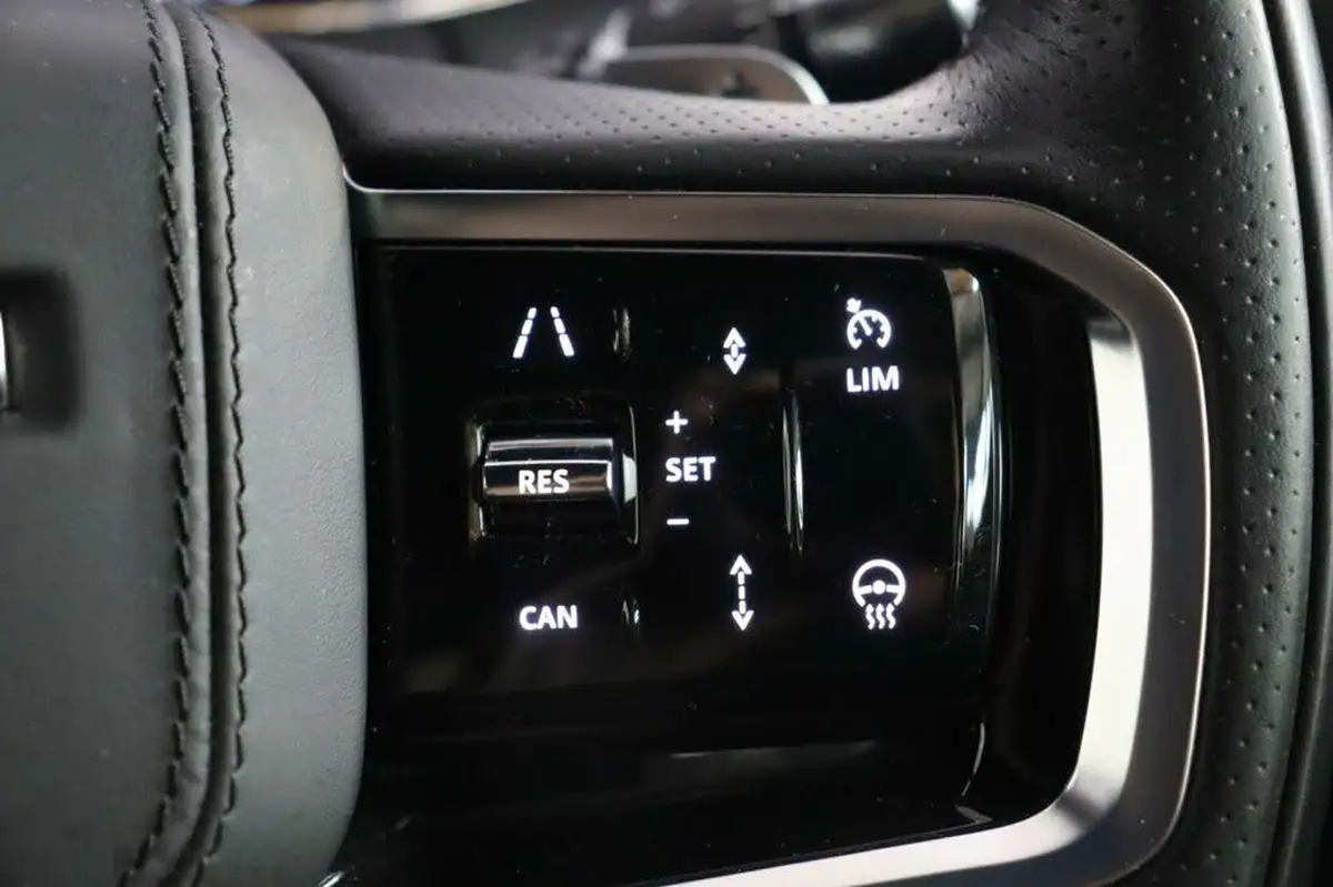 2022-land-rover-range-rover-evoque-15-p300e-r-dynamic-hse-big-32