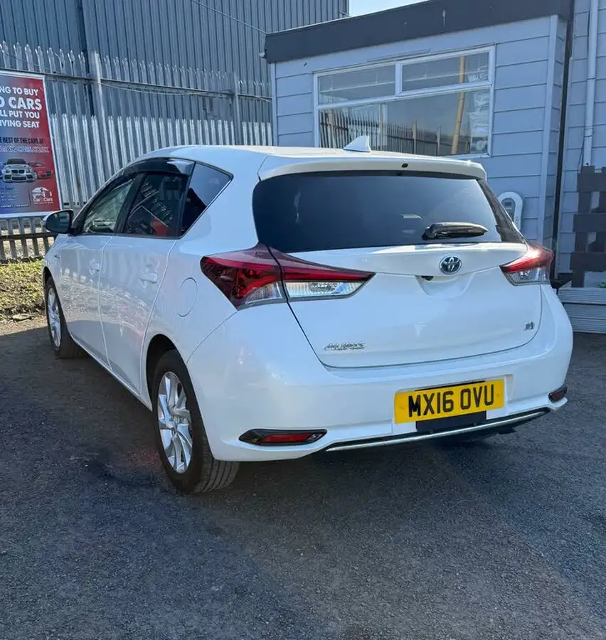 2016-toyota-auris-big-8