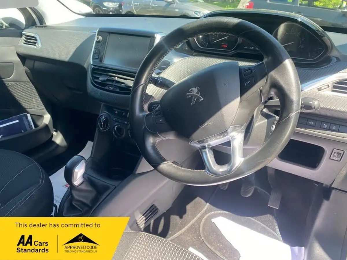 2017-peugeot-208-12-puretech-allure-82bhp-5d-big-7