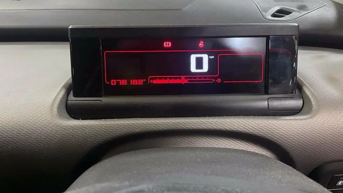 2015-citroen-c4-cactus-16bluehdi-flair-big-5