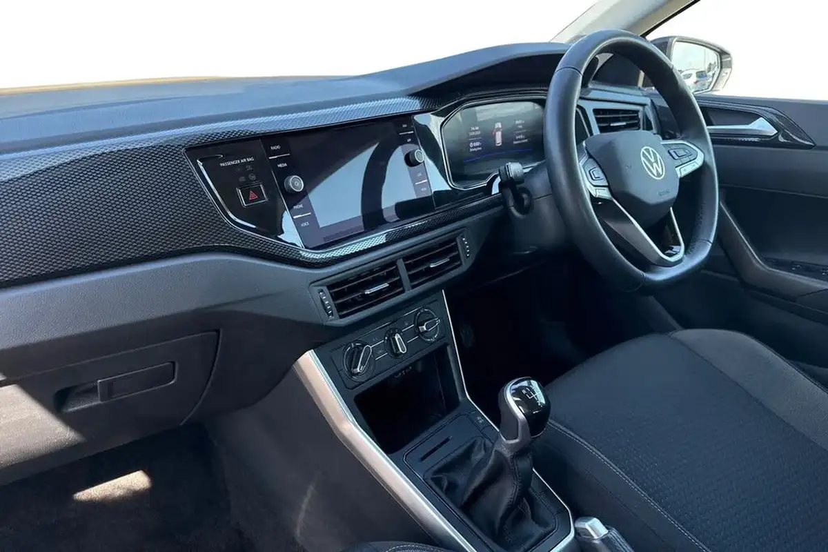 2024-volkswagen-polo-10-life-big-14