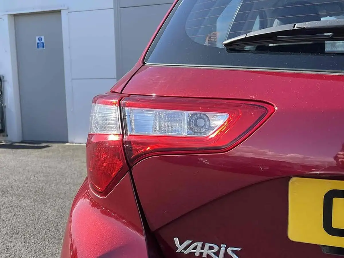 2019-toyota-yaris-15-vvt-i-icon-tech-111bhp-1496cc-big-9