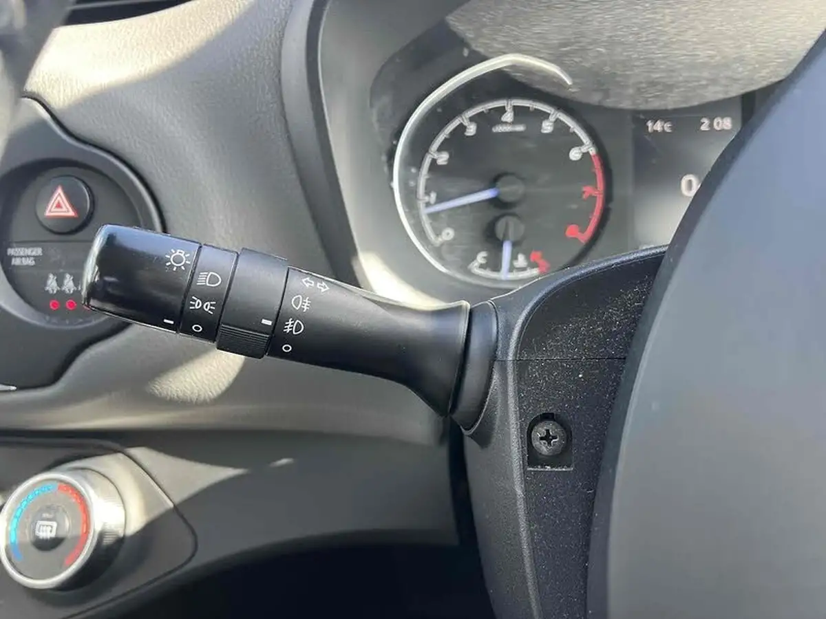 2019-toyota-yaris-15-vvt-i-icon-tech-111bhp-1496cc-big-37