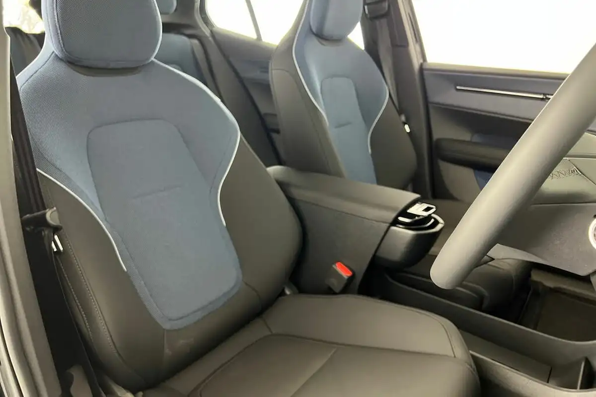 2024-volvo-ex30-e-single-motor-plus-extended-range-big-32
