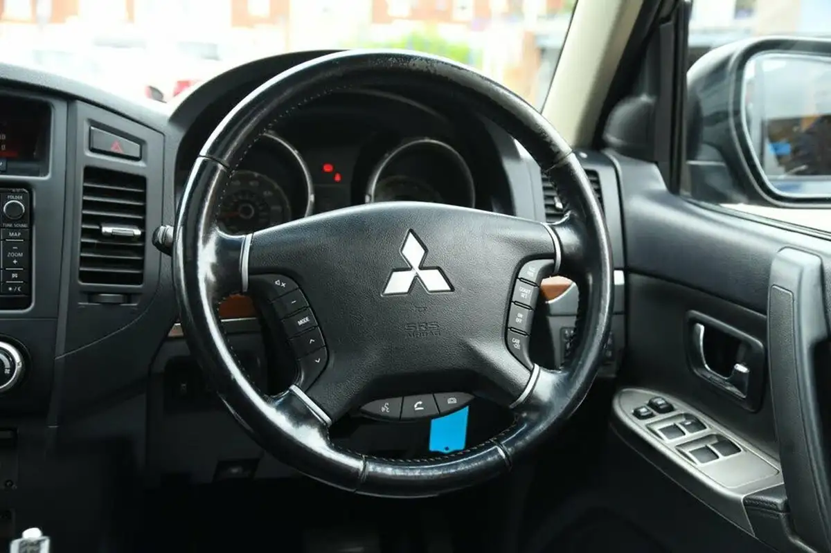 2013-mitsubishi-shogun-32td-sg3-big-28