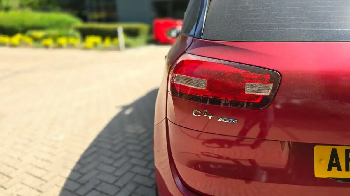 2015-citroen-c4-picasso-16bluehdi-selection-big-19