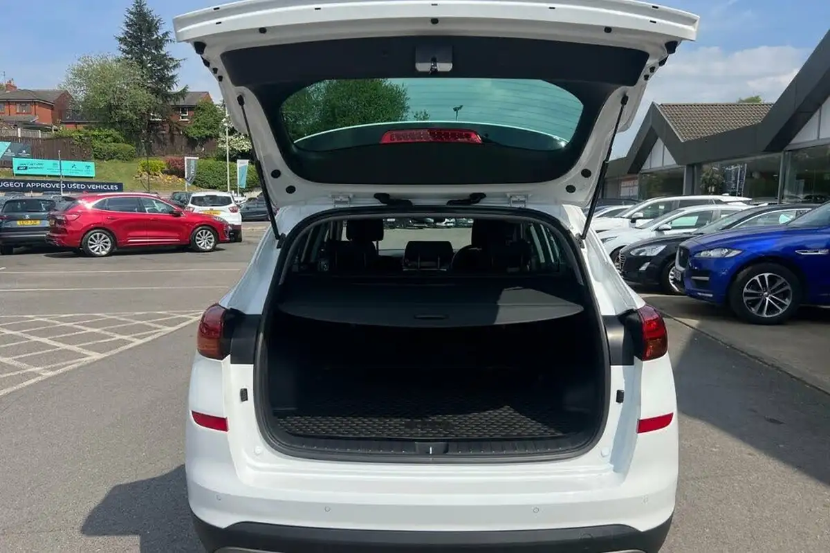 2021-hyundai-tucson-16crdi-se-nav-136ps-dct-big-25