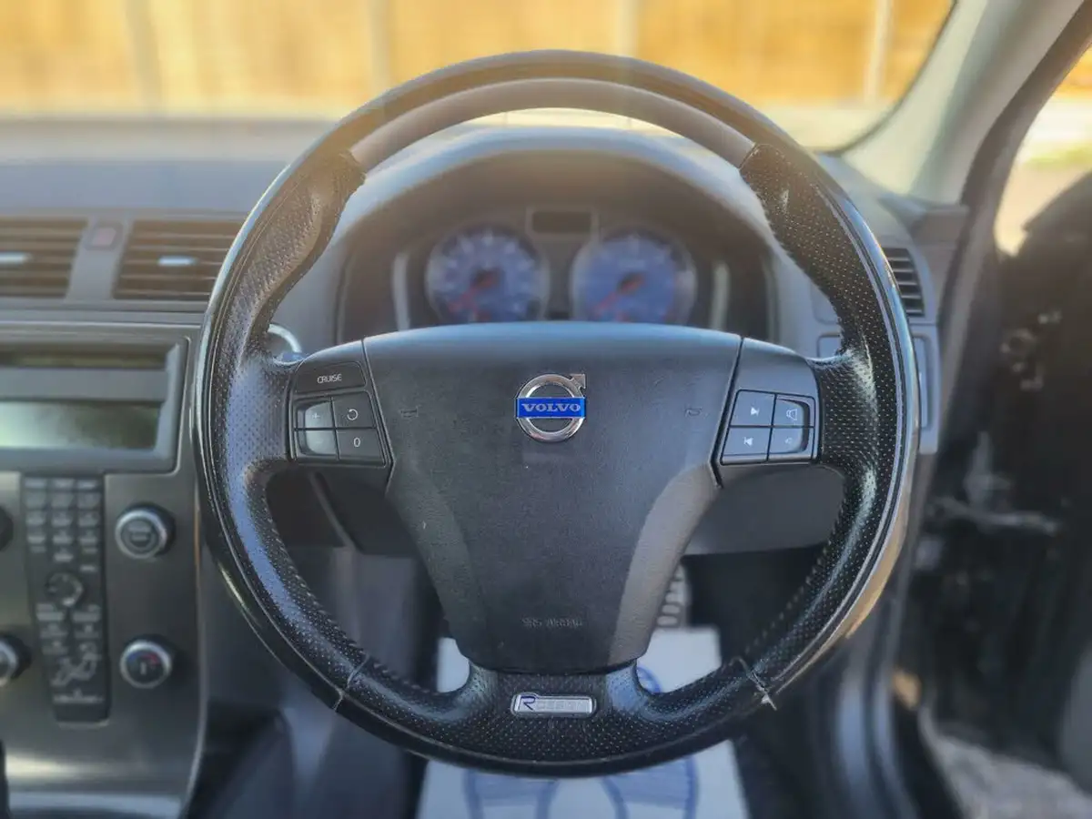 2010-volvo-c30-16td-r-design-big-18