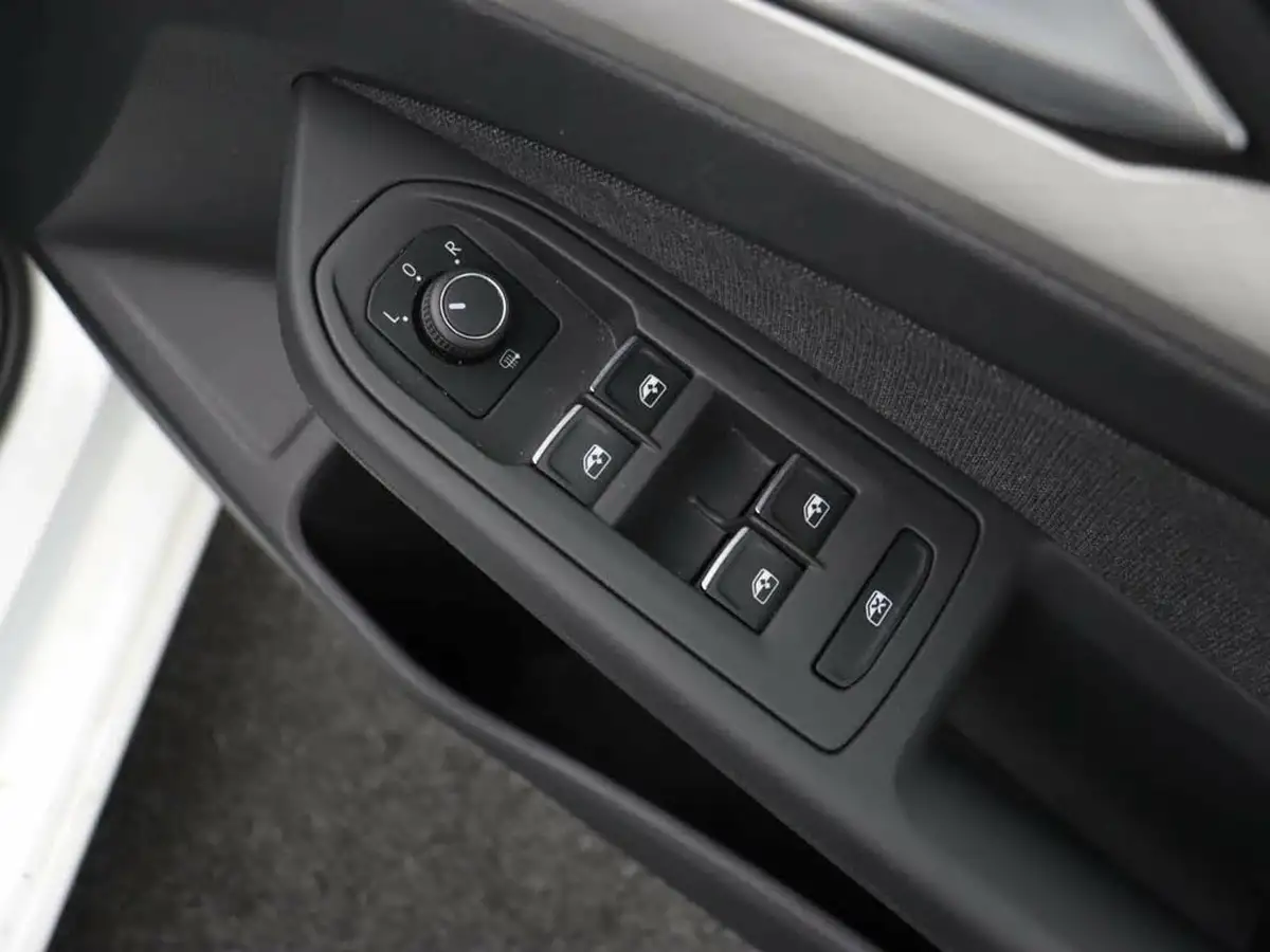 2022-volkswagen-golf-15-tsi-life-150ps-hatchback-big-22