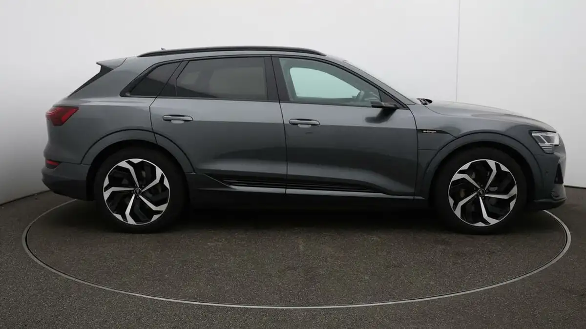 2022-audi-e-tron-50e-black-edition-station-wagon-big-49