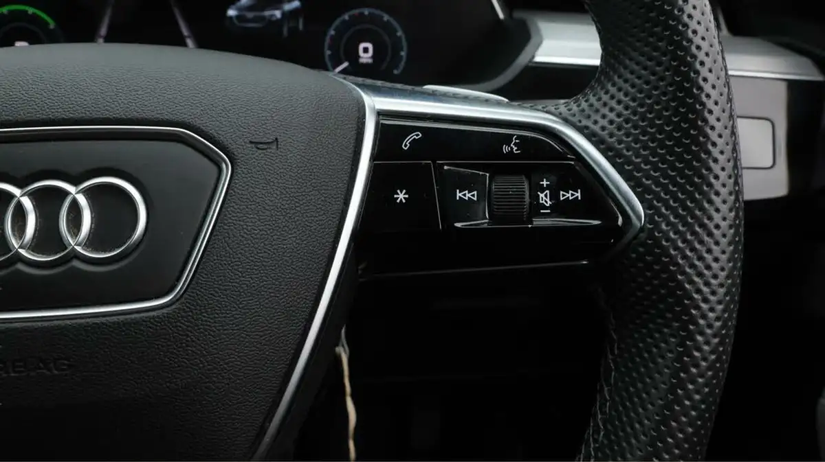 2022-audi-e-tron-50e-black-edition-station-wagon-big-25