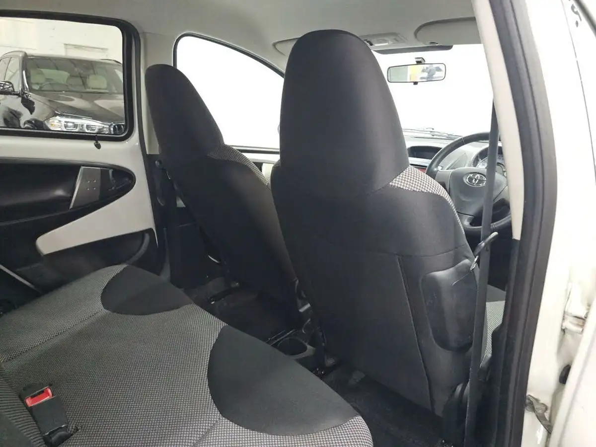 2013-toyota-aygo-10-aygo-fire-5d-big-15