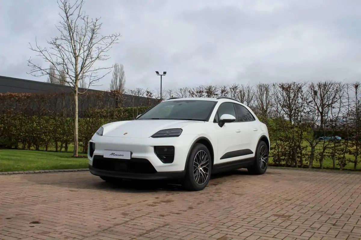 2025-porsche-macan-e-electric-big-34