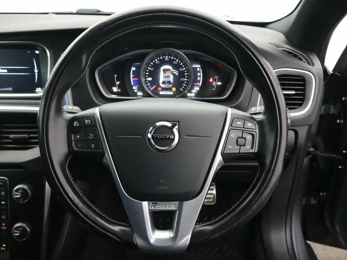 2016-volvo-v40-20td-d2-r-design-big-15