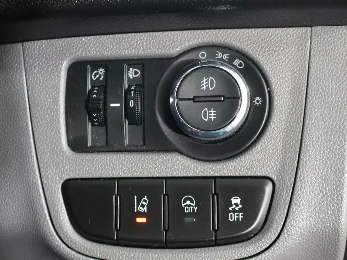 2015-vauxhall-viva-10-sl-big-16
