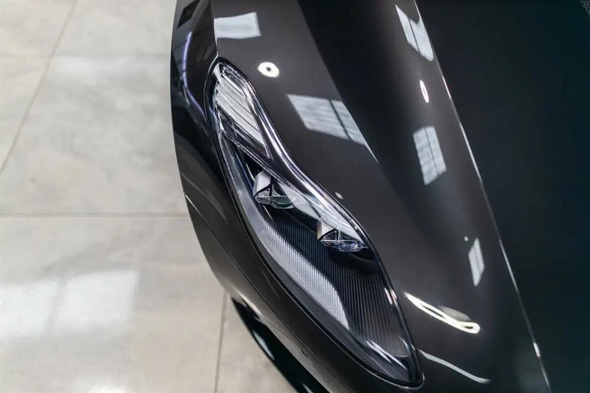 2017-aston-martin-db11-52-v12-big-15