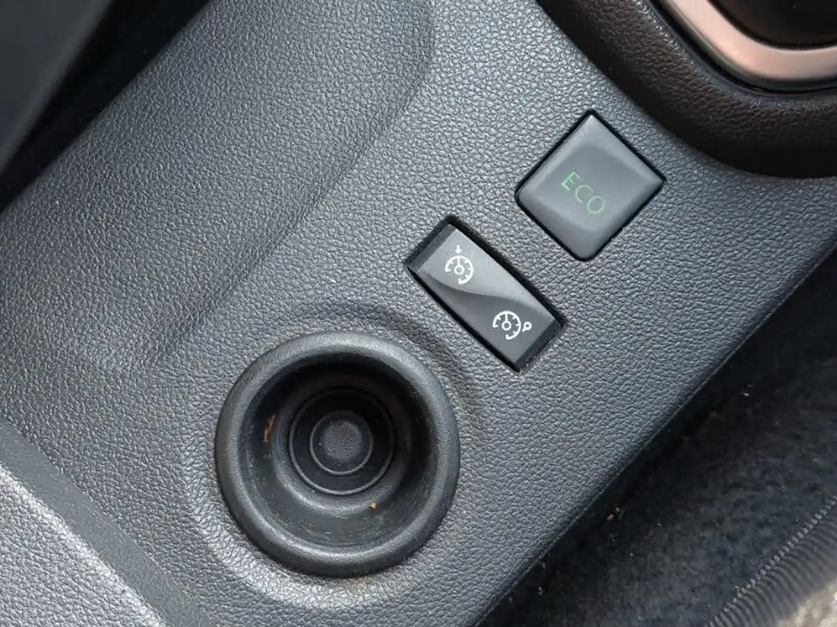 2018-renault-captur-09-tce-iconic-big-13