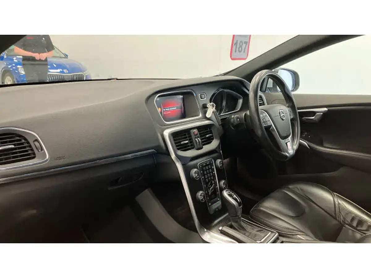 2018-volvo-v40-20td-d3-r-design-pro-geartronic-big-1
