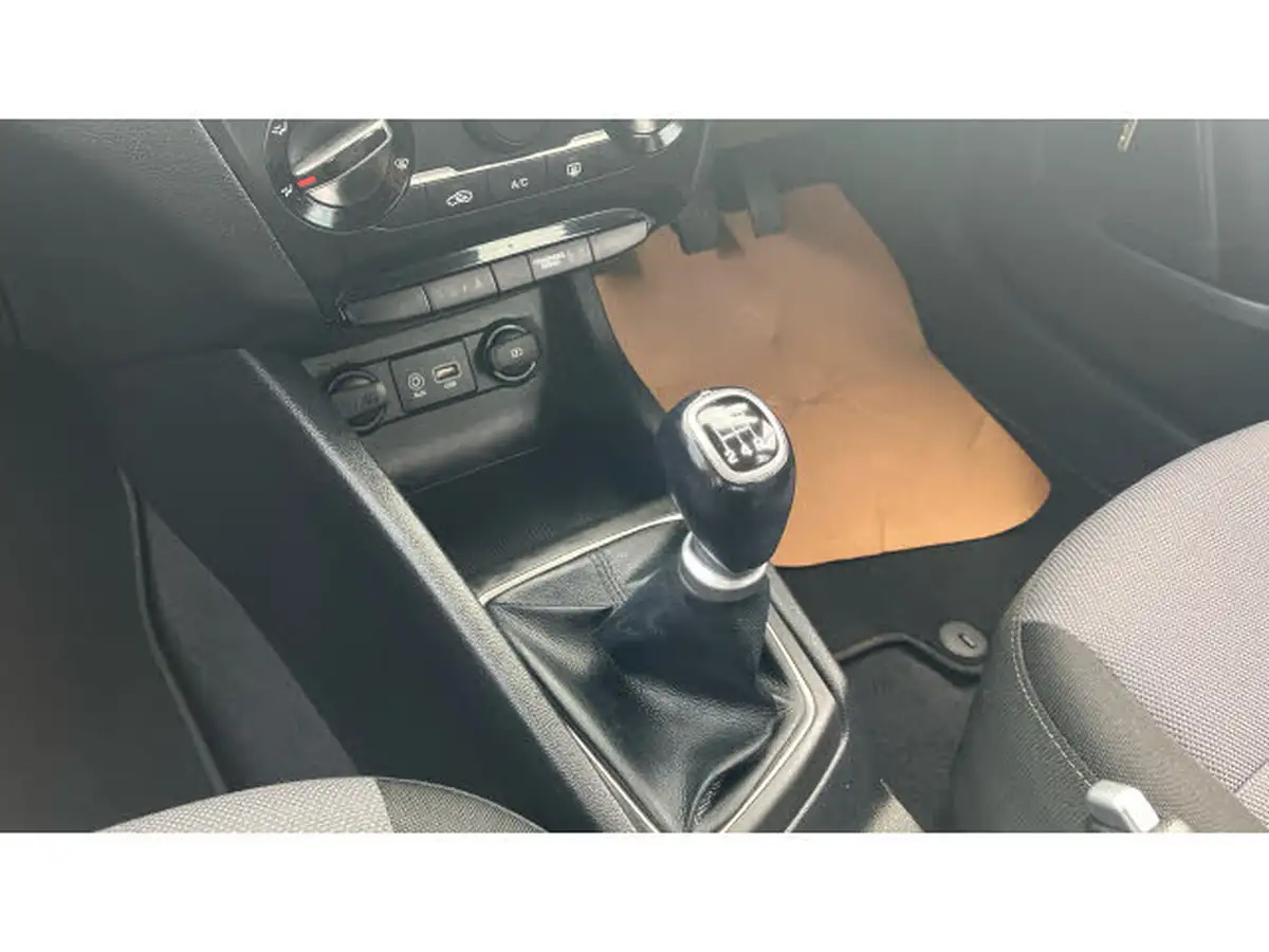 2020-hyundai-i20-12-se-big-12
