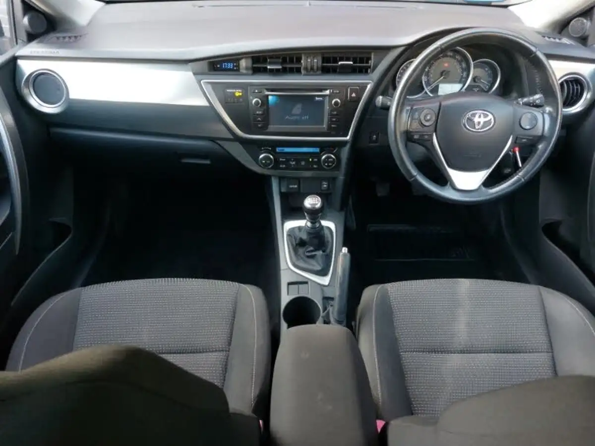 2013-toyota-auris-16-icon-hatchback-big-2