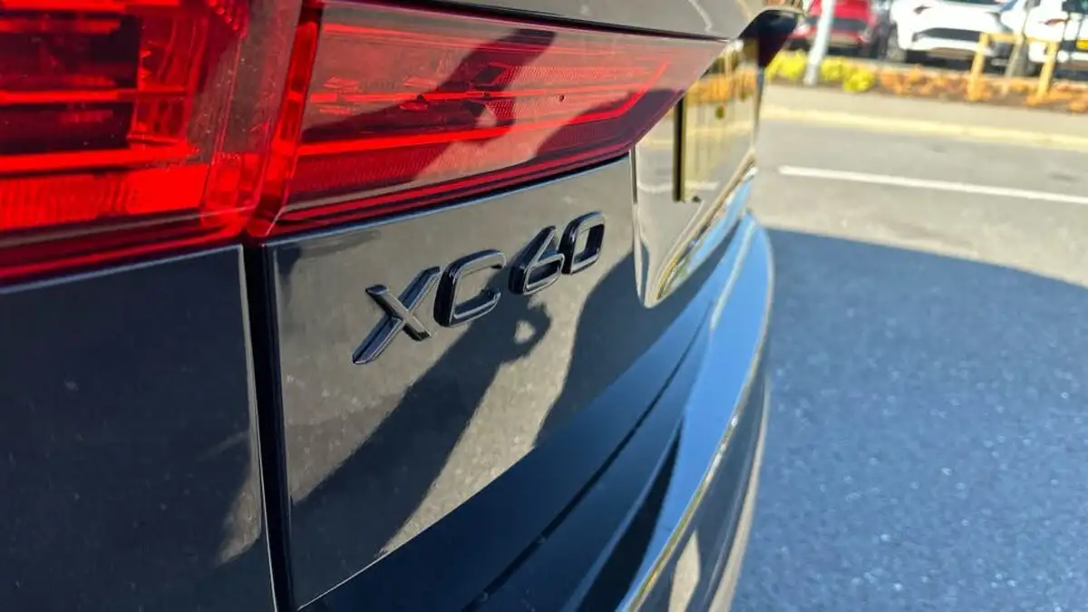 2024-volvo-xc60-20-b5-plus-black-edition-big-29