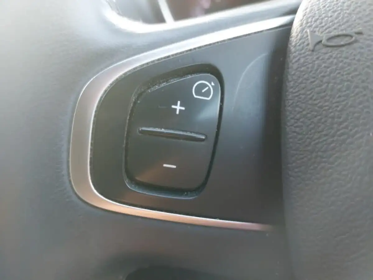2017-renault-captur-09-tce-signature-x-nav-big-11