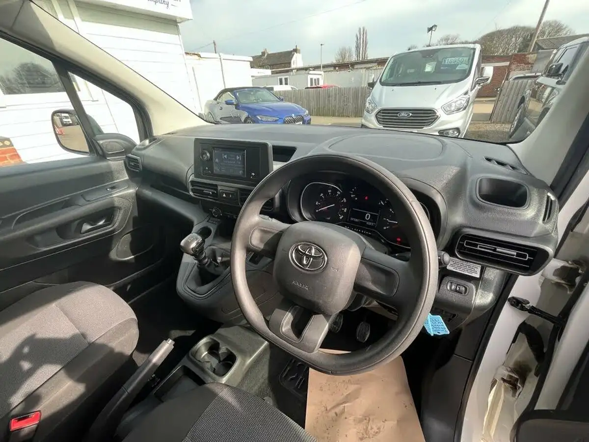2022-toyota-proace-city-15d-active-big-10