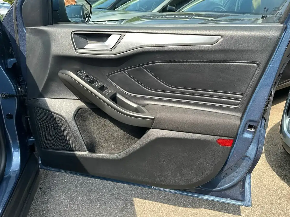2022-ford-focus-10t-titanium-125ps-hybrid-mhev-hatchback-powershift-big-34