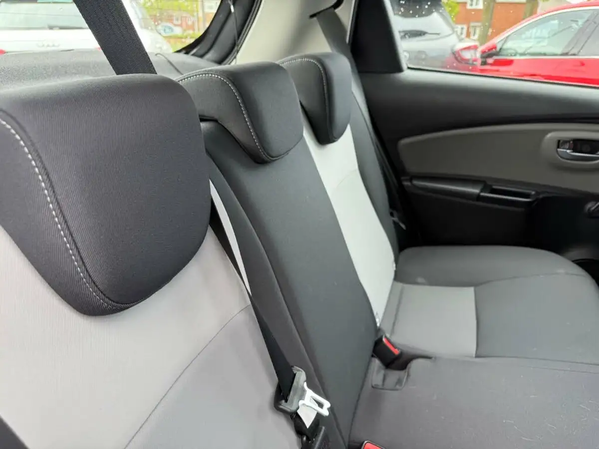 2019-toyota-yaris-15-vvt-i-icon-tech-98bhp-hybrid-1497cc-e-cvt-big-22