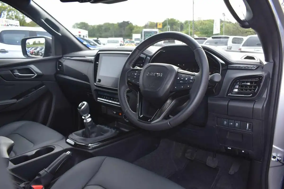 2025-isuzu-d-max-19td-v-cross-big-8