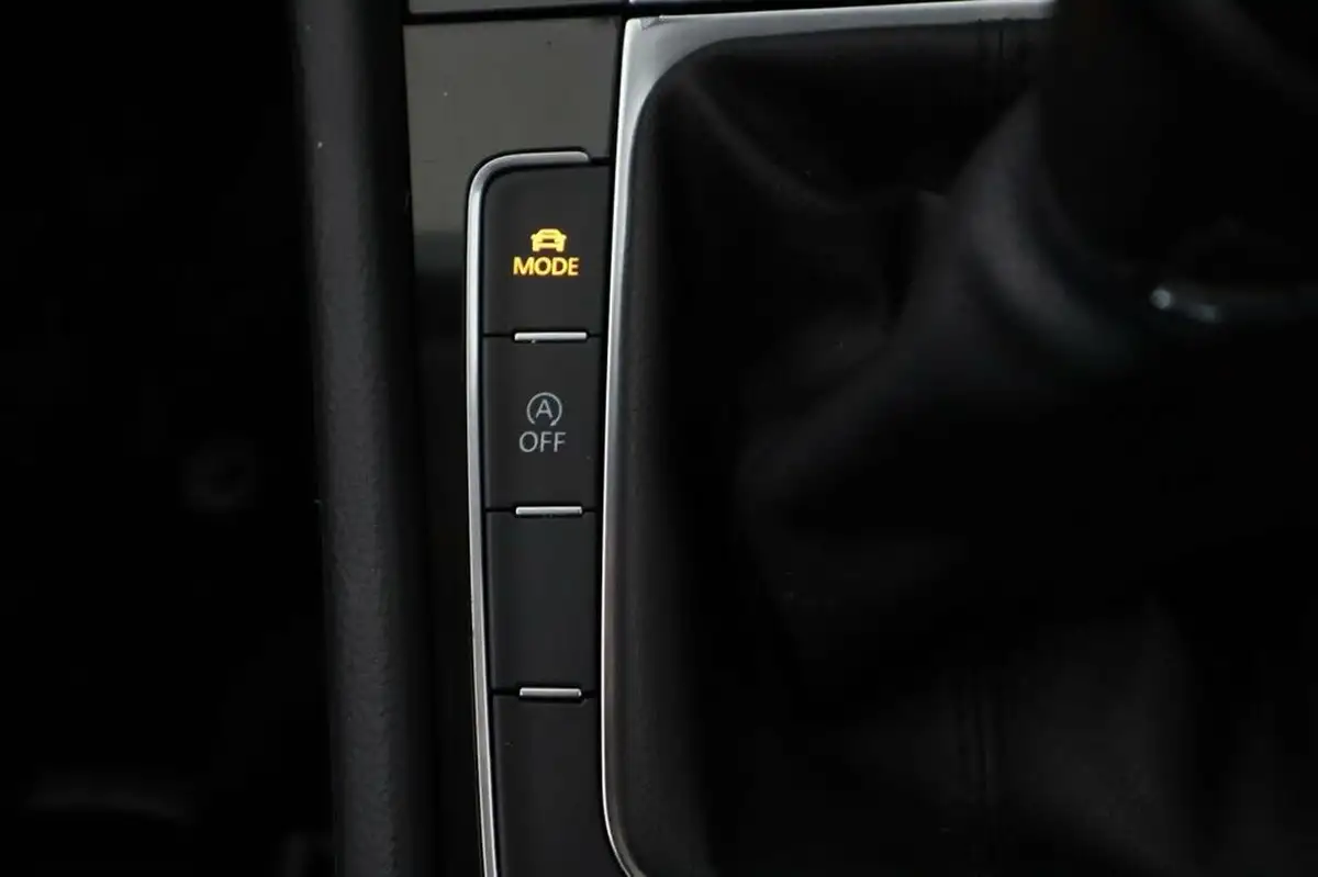 2014-volkswagen-golf-20tdi-gt-bmtss-hatchback-5d-big-19