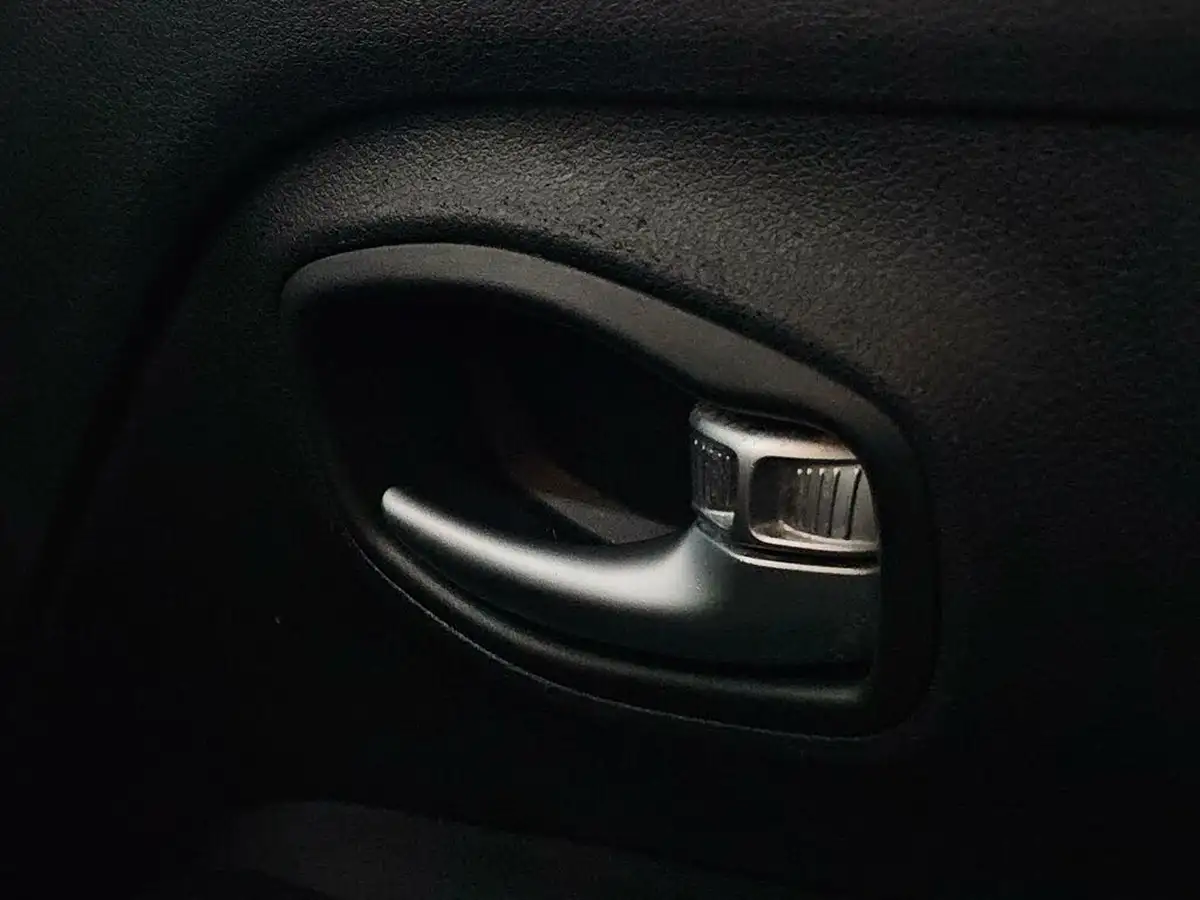 2015-jeep-renegade-14-longitude-big-42