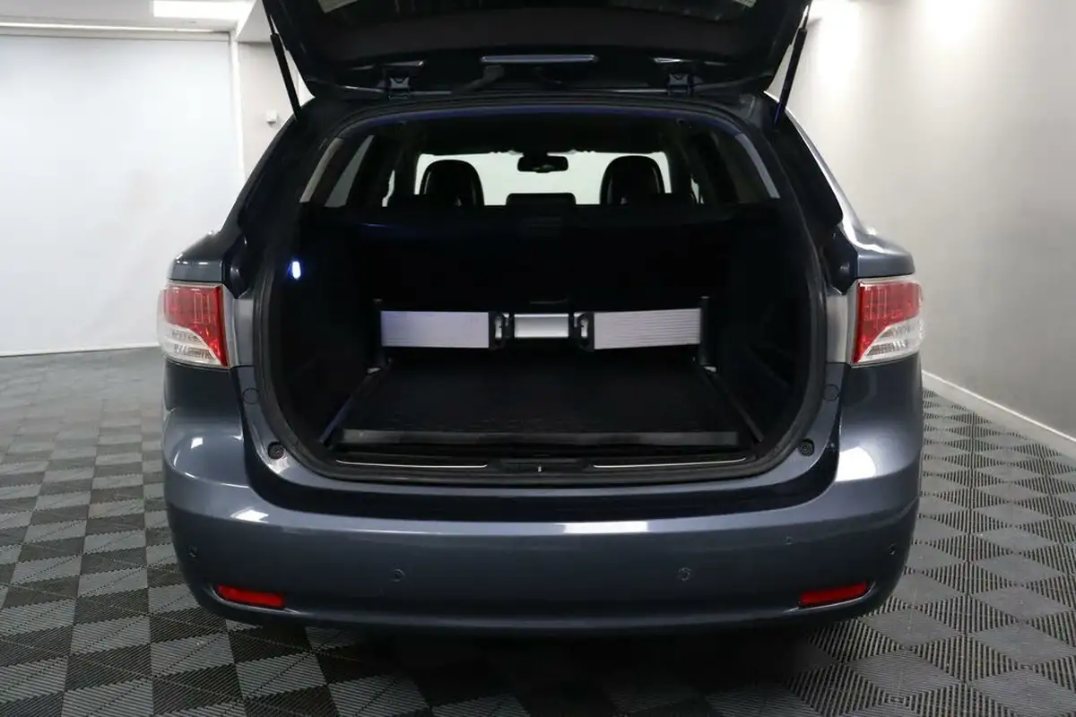 2010-toyota-avensis-20-t4-estate-5d-big-10