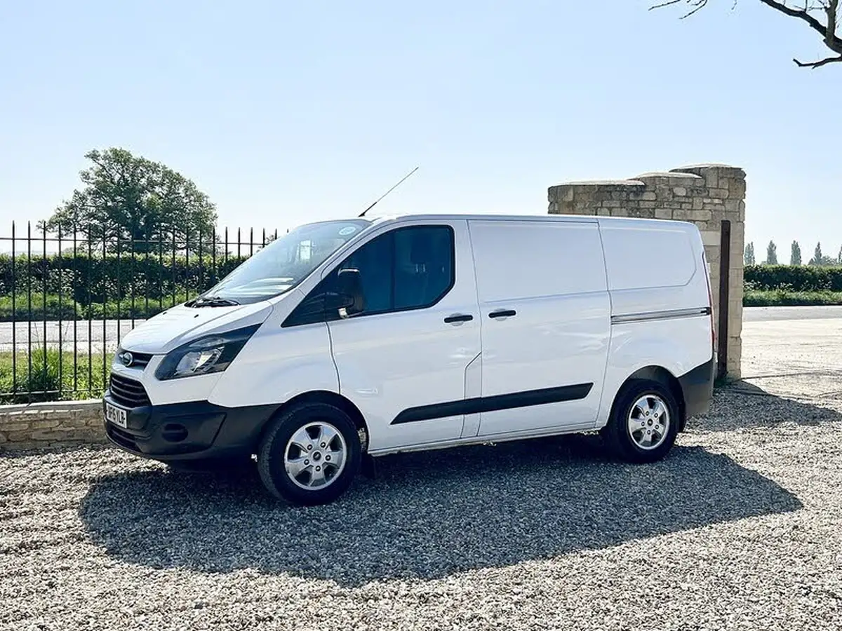 2015-ford-transit-custom-22tdci-310-l2h1-125ps-panel-van-big-8