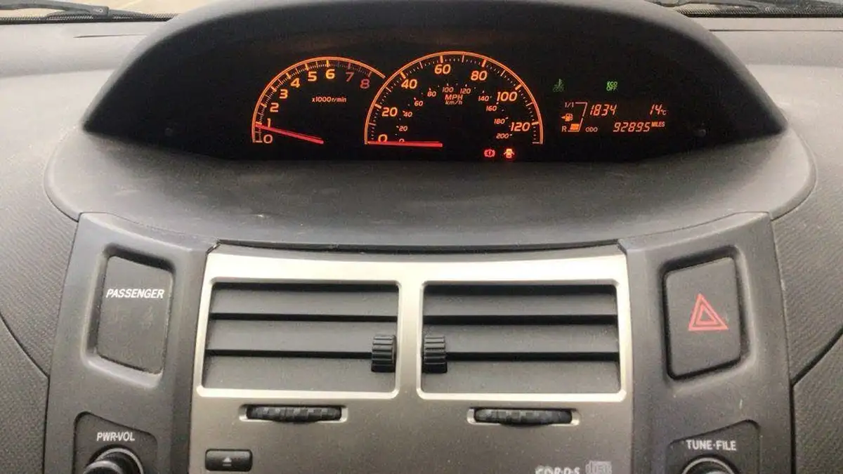 2010-toyota-yaris-133-tr-5d-big-11