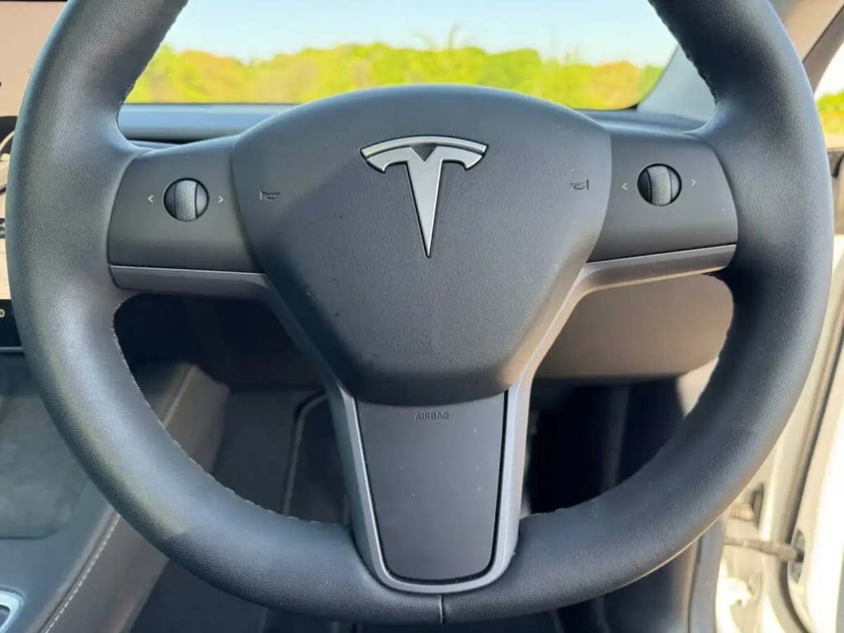 2022-tesla-model-y-e-long-range-big-19