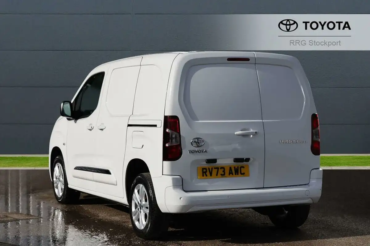 2023-toyota-proace-city-15d-design-100hpeu6d-big-3