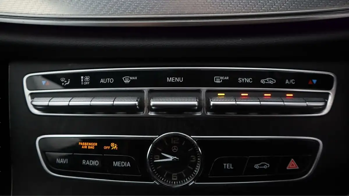 2019-mercedes-benz-e-class-20d-e220d-se-ss-estate-5d-big-12