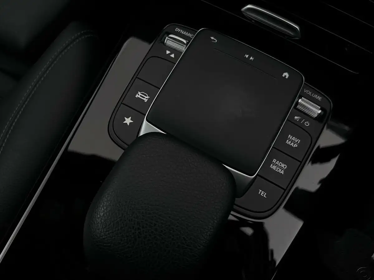 2021-mercedes-benz-a-class-13-a180-se-7g-dct-big-34