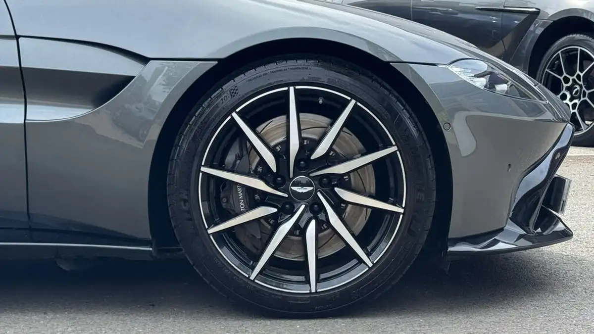 2019-aston-martin-vantage-40-v8-vantage-big-3