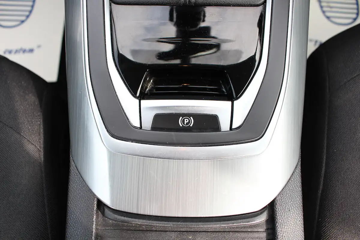 2015-peugeot-308-12-active-puretech-110bhp-big-28