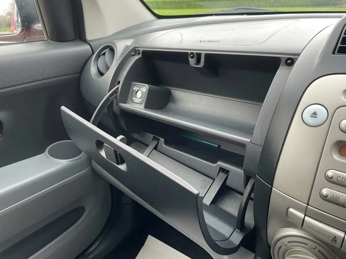 2008-daihatsu-sirion-13-se-big-45