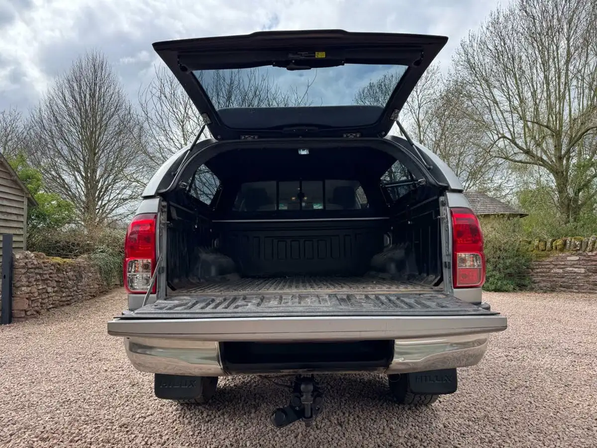 2018-toyota-hi-lux-24d-invincible-ss-auto-big-8