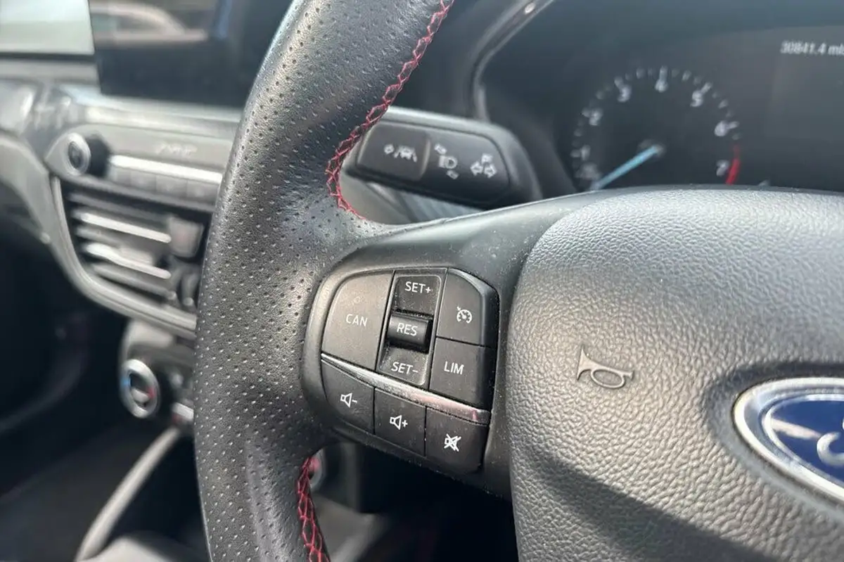 2018-ford-focus-10t-st-line-x-125ps-hatchback-big-15