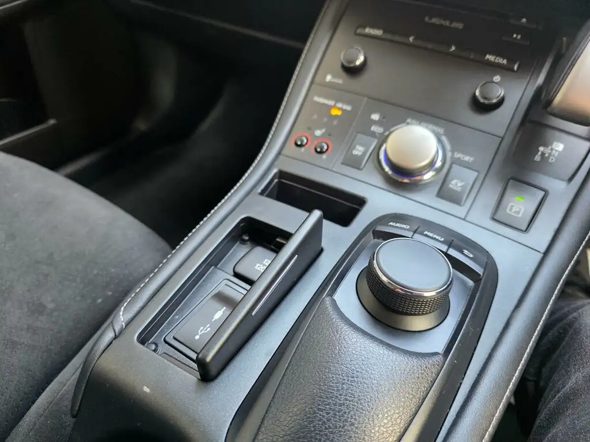 2015-lexus-ct-200h-18-advance-cvt-big-22