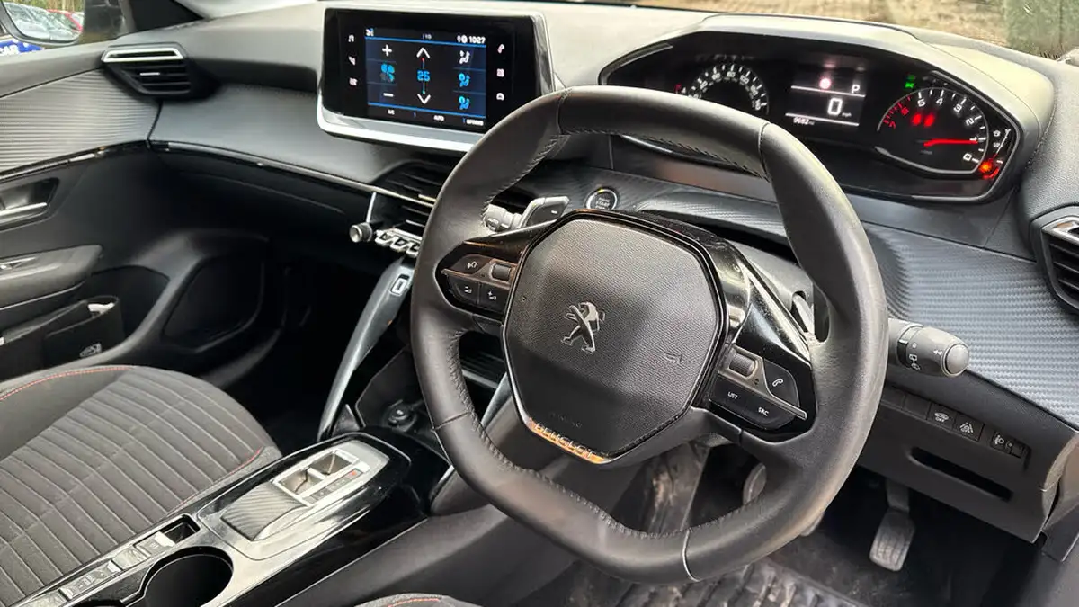 2023-peugeot-208-12-puretech-active-premium-100ps-eat8-big-10